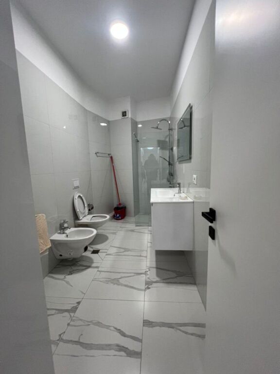 Tirane, jap me qera Apartament 2+1, 110 m². Cmimi 750 € (Fusha e Avicionit. Rruga e Dafinave)