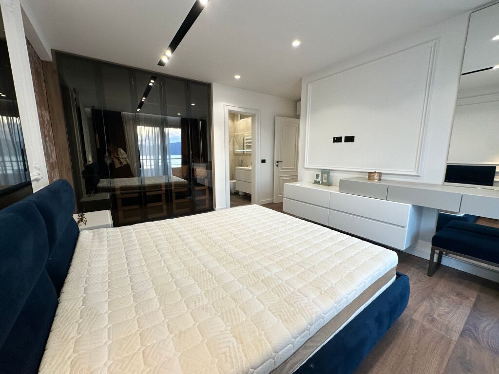 Apartament me pamje të plotë nga deti për qira afatgjatë në Vlorë