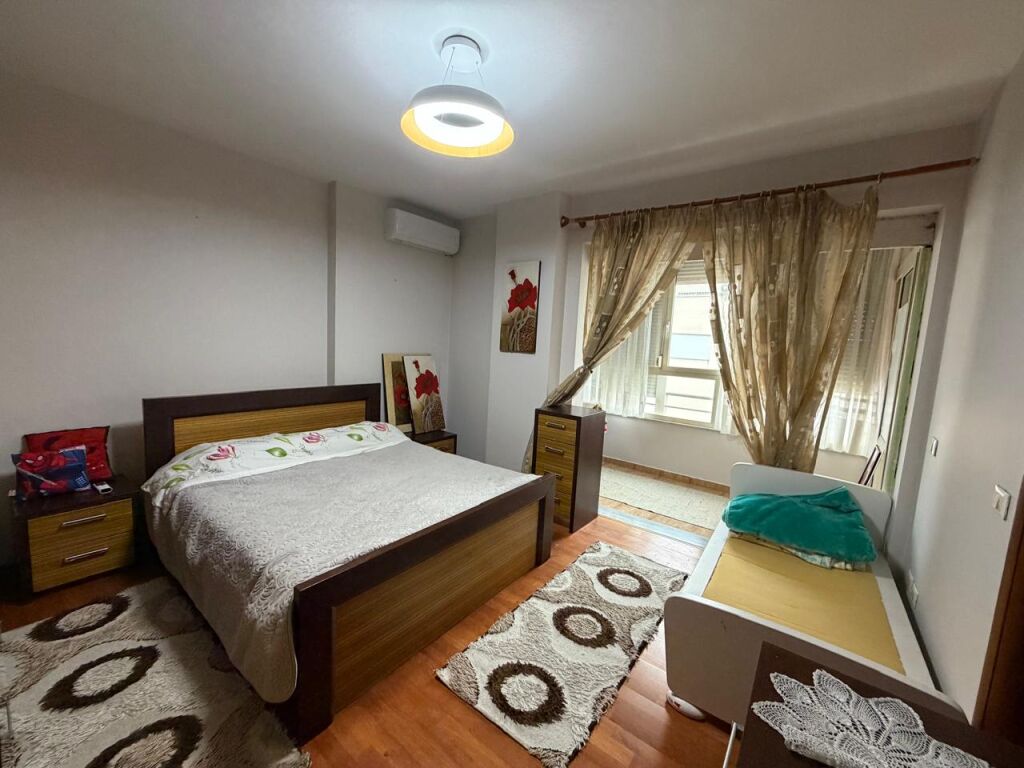 🏢Don Bosko, di fronte al Complesso Vizion Plus, si affitta appartamento 2+1+2 arredato, 55.000 Leke