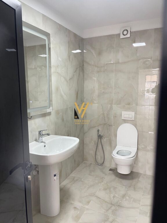 JEPET AMBIENT BIZNESI 200 M2 ME QERA TE TOP CHANEL,KASHAR 1.150 EURO