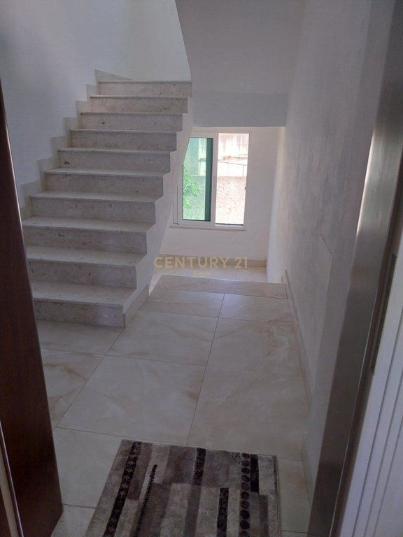 SI AFFITTA IL 2° PIANO DI UNA VILLA CON POSTO AUTO A SHKOZET, DURRES !!!