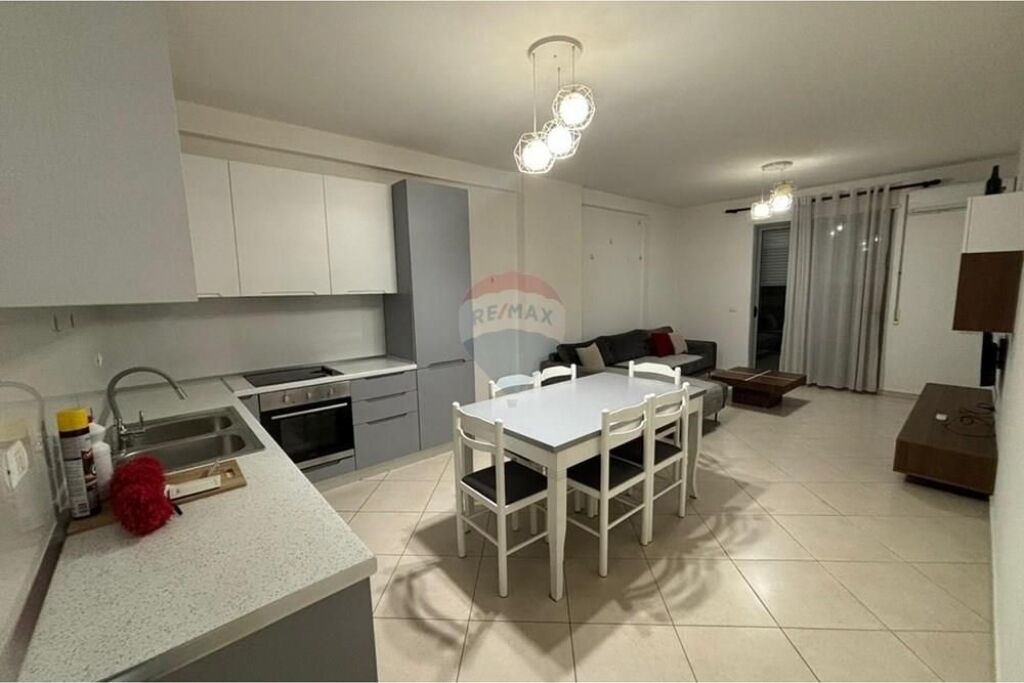 🏡 APARTAMENT 2+1+2 PËR QIRA – SHESHI I PAVARËSISË, VLORË