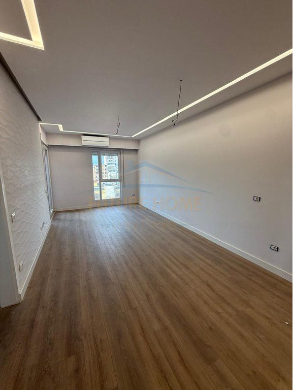 Shitet, Apartament 2+1 +2 ballkone Shkolla e Kuqe
