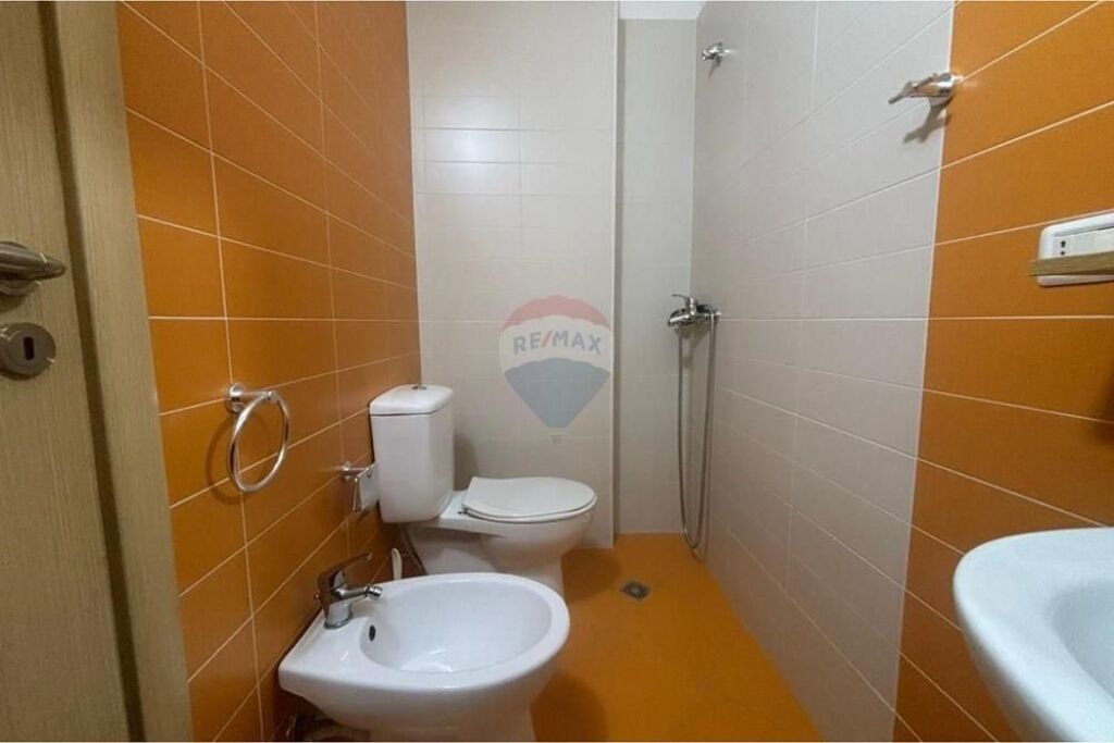 🏡 APARTAMENT 2+1+2 PËR QIRA – SHESHI I PAVARËSISË, VLORË