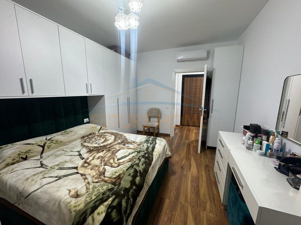 Shitet, Apartament 1+1+Verandë, Rruga e Dibrës, Tiranë.