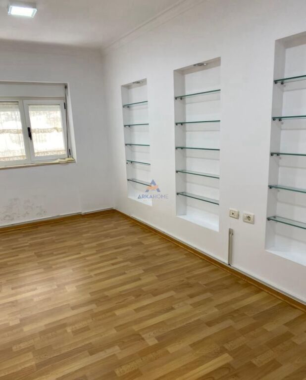 LOCALE IN AFFITTO 120 M² "DIETRO IL MUSEO NAZIONALE" 140.000 LEK