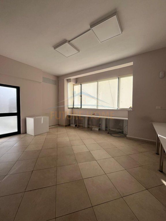 Qera, Ambjent Biznesi, 21 Dhjetori, Tiranë.