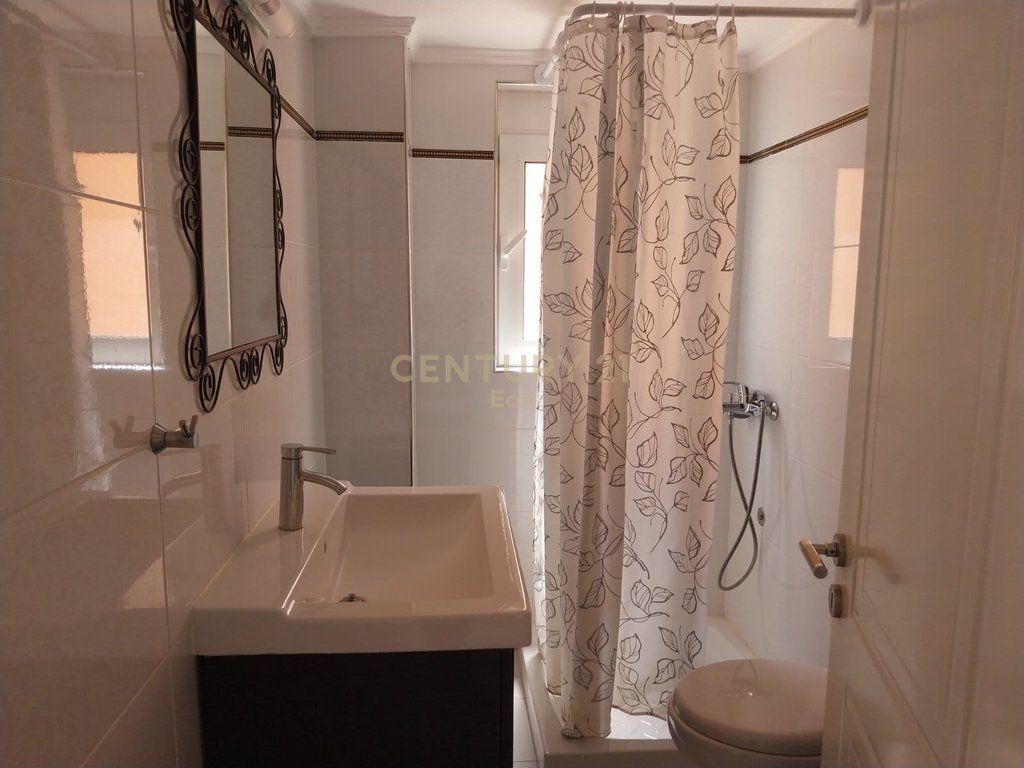 SI AFFITTA IL 2° PIANO DI UNA VILLA CON POSTO AUTO A SHKOZET, DURRES !!!