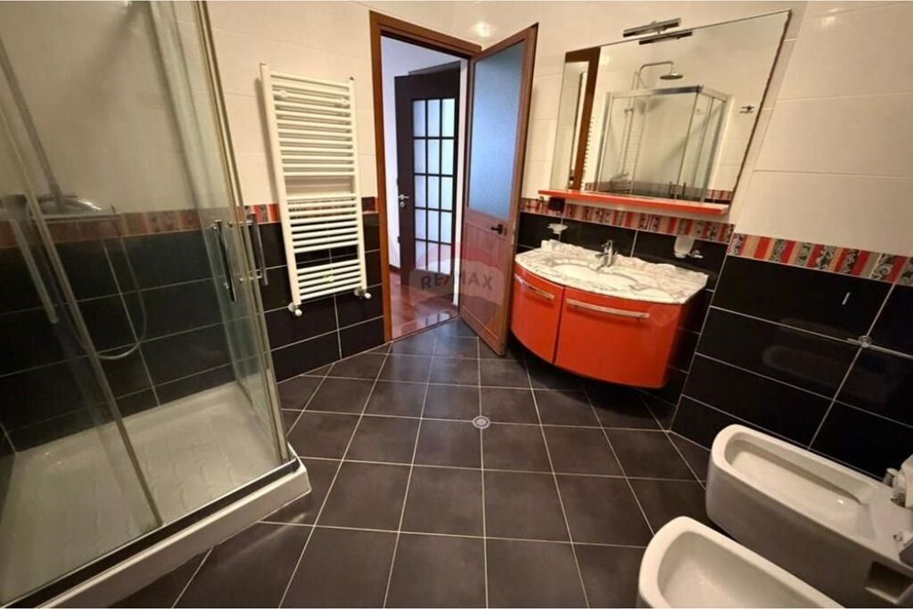 SHITET APARTAMENT 2+1+2 TE RRUGA E KOSOVAREVE