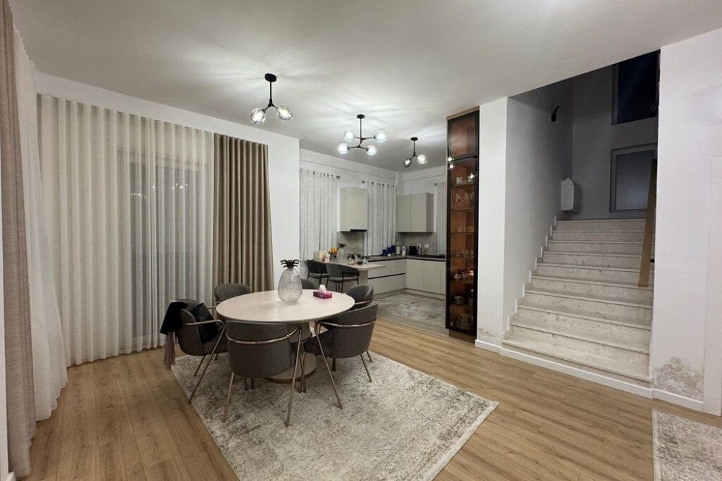 Vilë me qira prane TEG