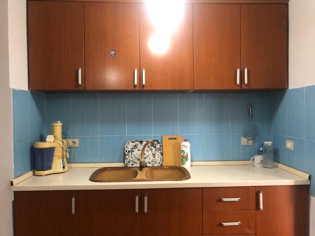 🏡 Jepet me qira apartament 1+1 📍 Rr. Irfan Tomini 💰 45,000 lekë/muaj