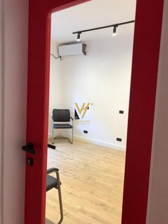 JEPET ZYRE 110 M2 ME QERA TE RRUGA E DURRESIT 90.000 LEKE