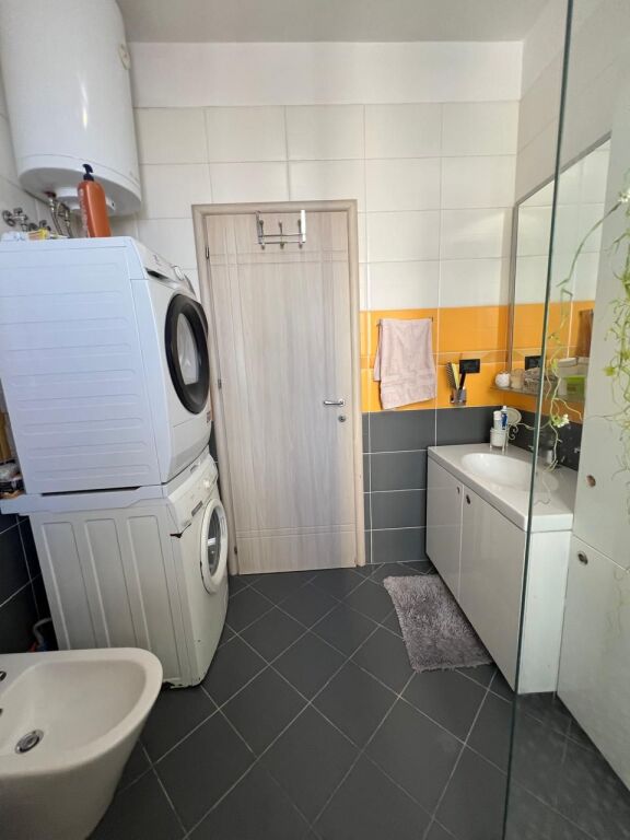 🏢Rruga Gjon Buzuku,pak minuta larg Viles Gold jepet me qera apartament 2+1 plotesisht i mobiluar.65,000Leke