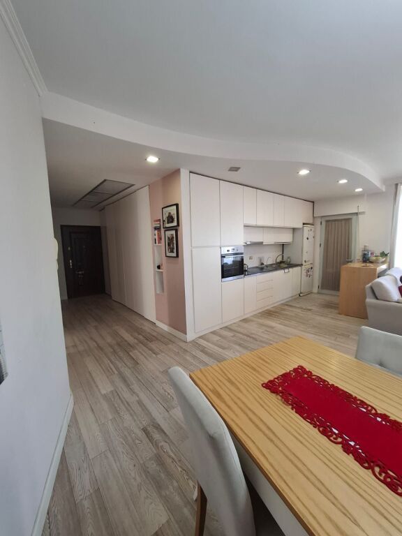 Shitet Apartament 3+1+2