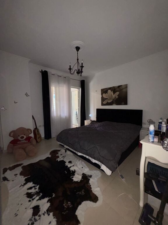 Shitet apartament 1+1 së bashku me garazh në Yzberisht