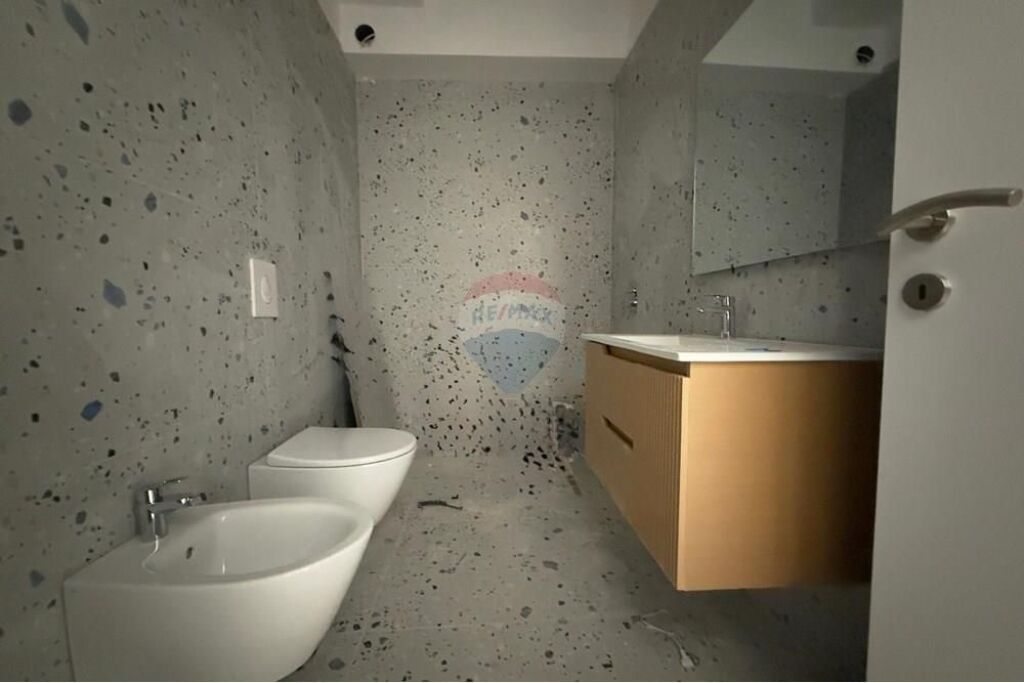 Apartament - Për Shitje - Shkolla e Bashkuar, Tiranë