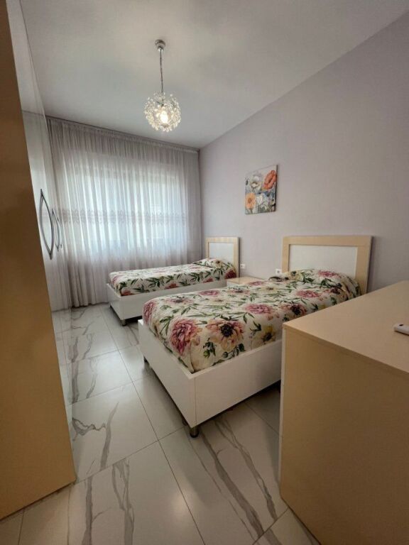 Tirane, jap me qera Apartament 2+1, 110 m². Cmimi 750 € (Fusha e Avicionit. Rruga e Dafinave)