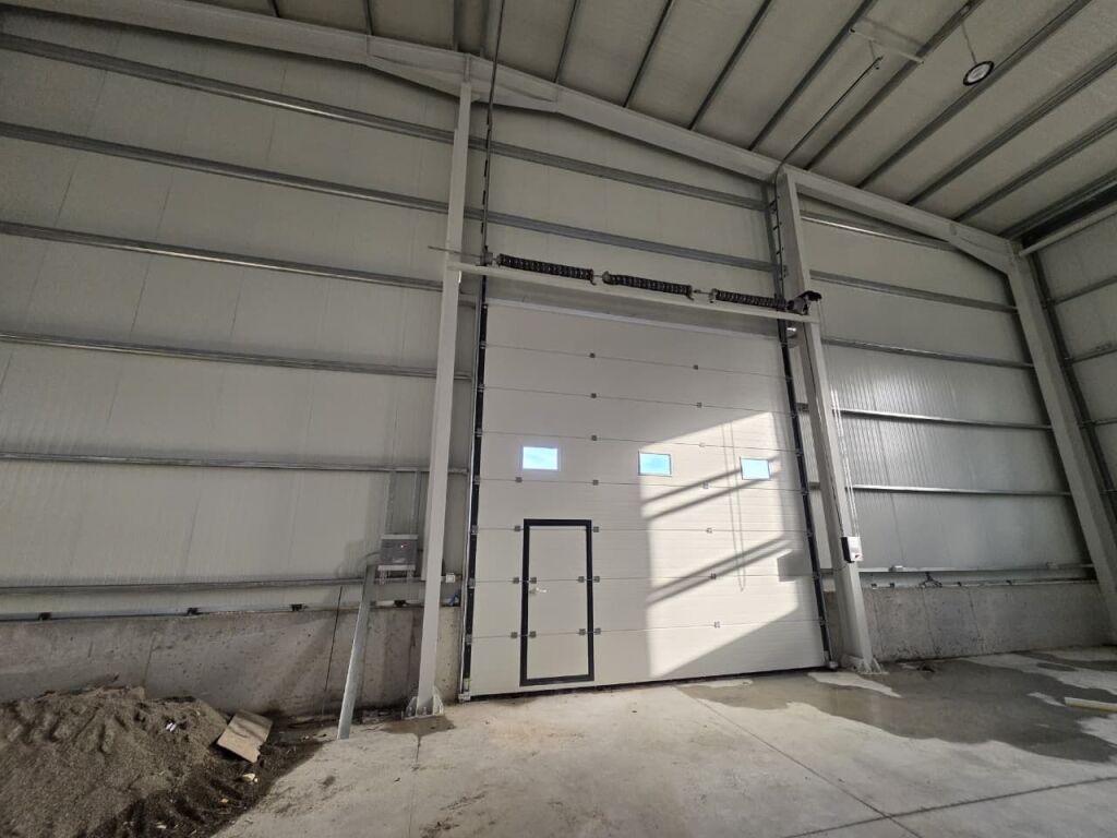 Capannone moderno in affitto vicino alla strada di Rinas.