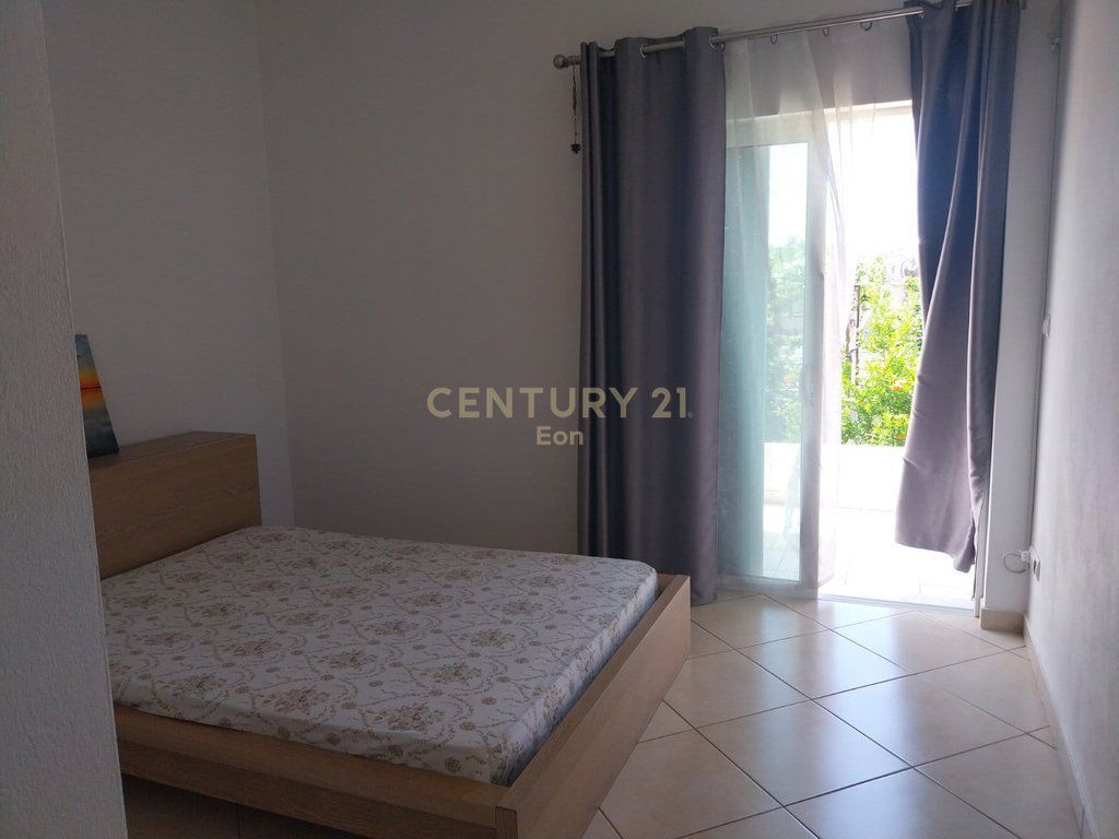 SI AFFITTA IL 2° PIANO DI UNA VILLA CON POSTO AUTO A SHKOZET, DURRES !!!