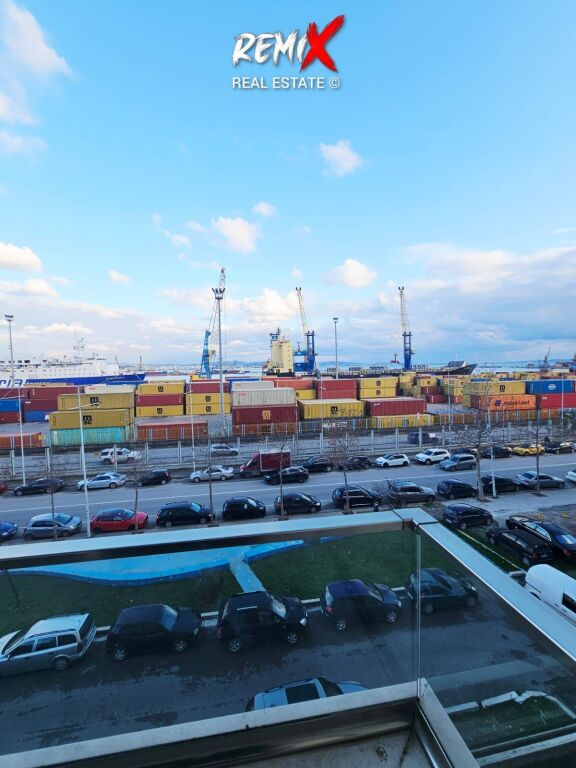 JEPET ME QERA  AMBJENT BIZNESI TEK RRUGA E RE E PORTIT