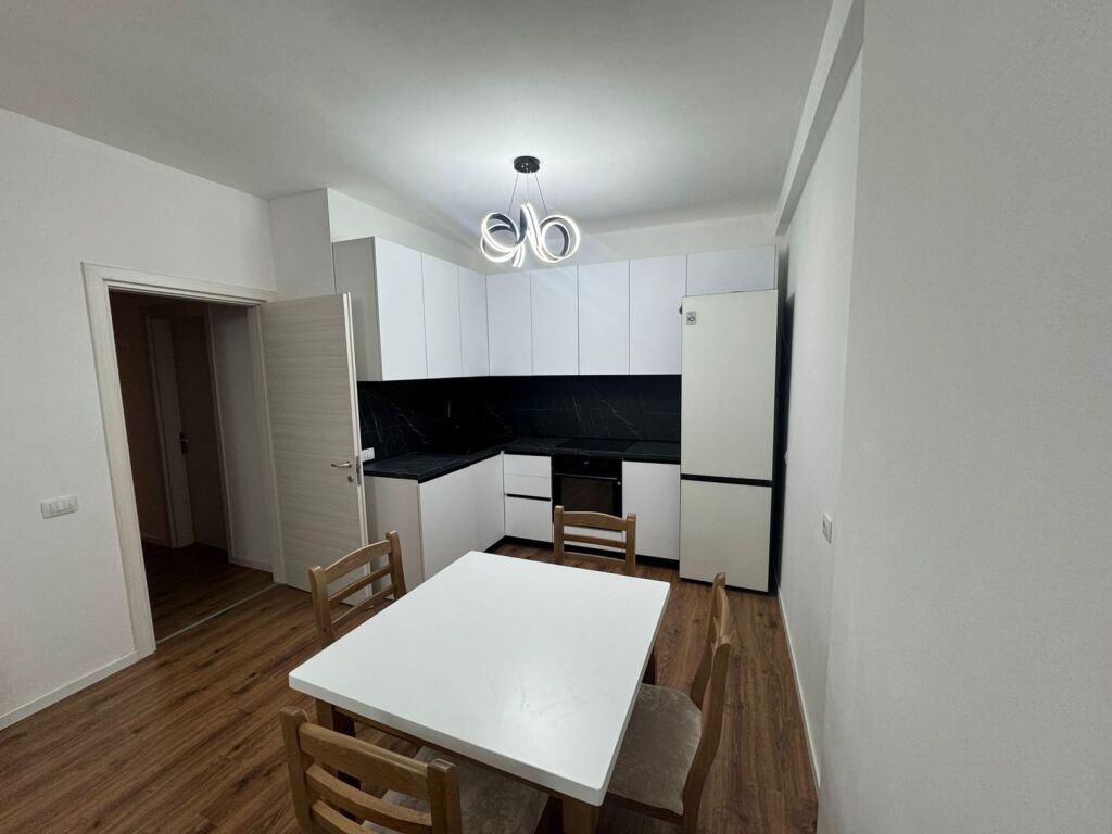 For rent 1+1 – Complex E88, Laprakë (Karburant Kupola) 4th Floor New apartment, newly furnished, never lived in before. 🛋 Living room+kitchen, 🛏 1 room, 🚿 1 bathroom, 🌿 balcony. Quiet area, quick access to the center. 💶 Price: 650€