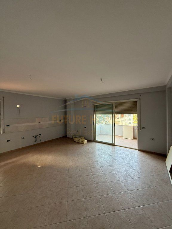 Shitet, Apartament 2+1+2, Liqeni i Thatë, Tiranë.