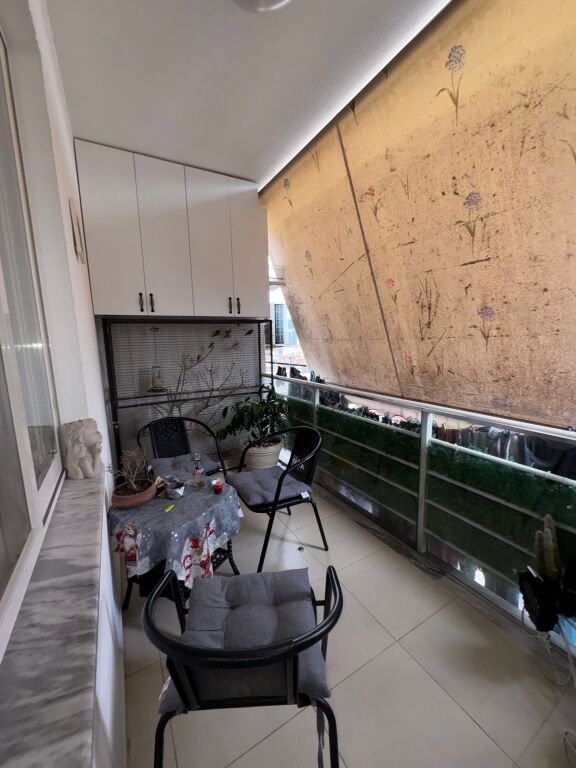 Shitet apartament 1+1 së bashku me garazh në Yzberisht