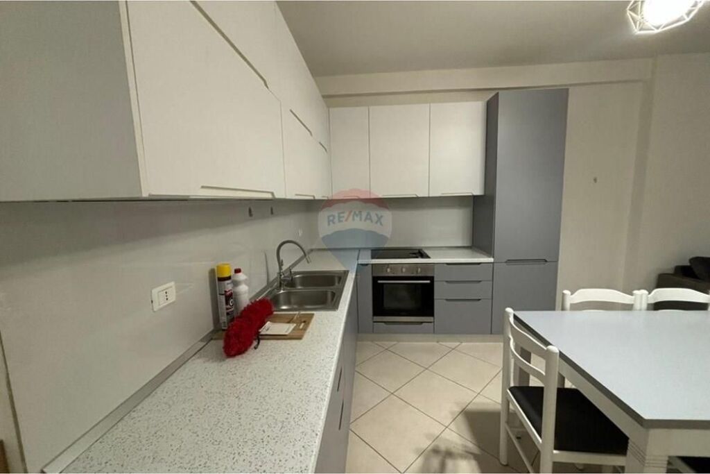 🏡 APARTAMENT 2+1+2 PËR QIRA – SHESHI I PAVARËSISË, VLORË