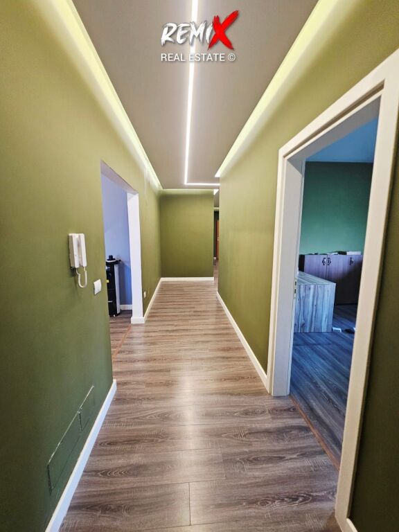 JEPET ME QERA  AMBJENT BIZNESI TEK RRUGA E RE E PORTIT