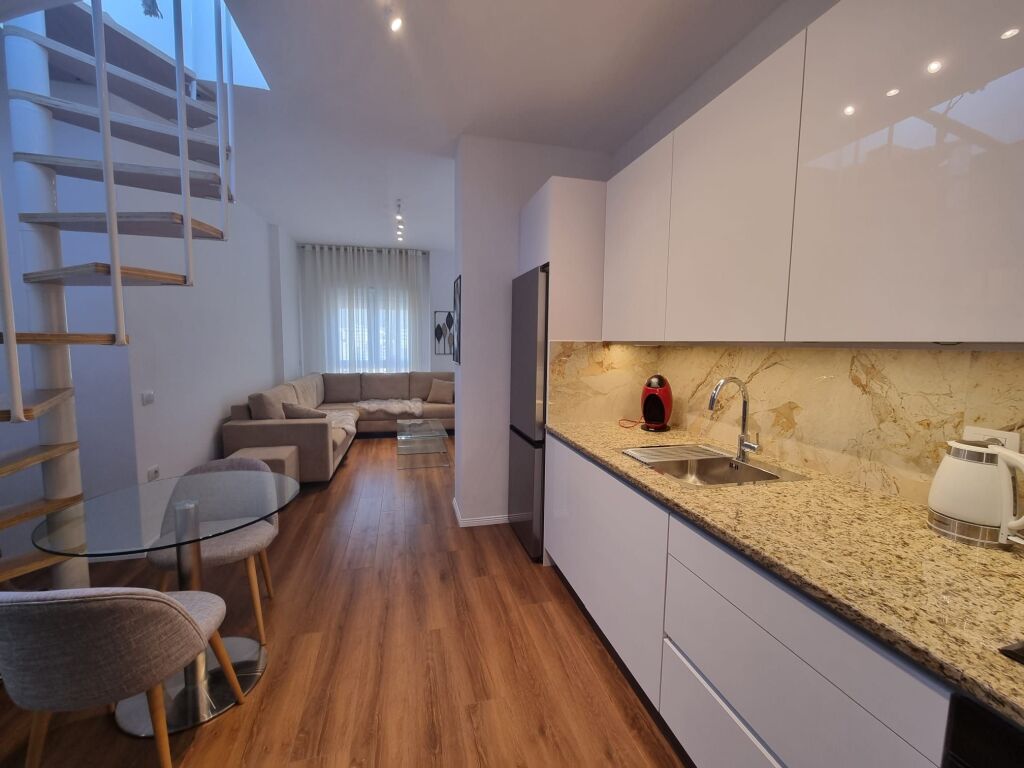 Jepet me qera 1+1 mobiluar Rruga Barrikatave mobiluar 799 eu