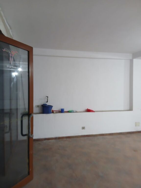 MAGAZINE ME QERA 100 M2 POLIGTAFIKU 50.000 LEKE