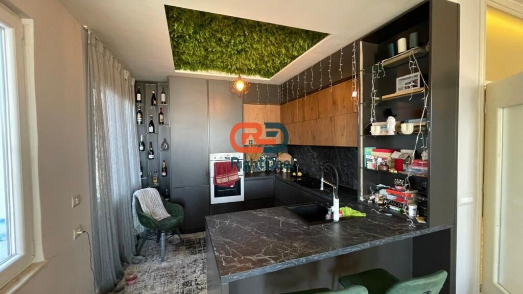 Tek Kopshti Botanik, Shitet Super Apartament 2+1+2, Me Pamje Te Lire Nga Tirana!