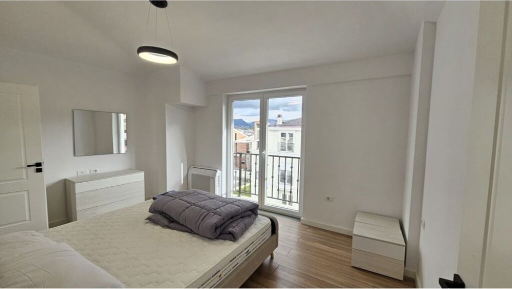 Vilë me qira prane TEG