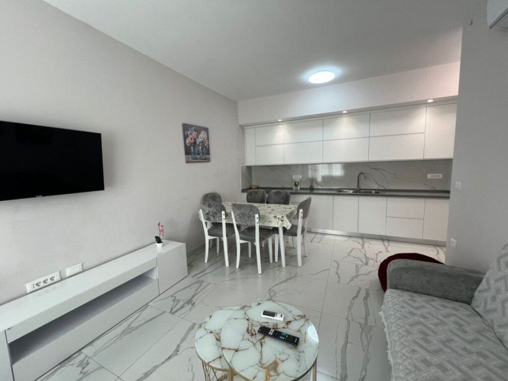 Tirane, jap me qera Apartament 2+1, 110 m². Cmimi 750 € (Fusha e Avicionit. Rruga e Dafinave)