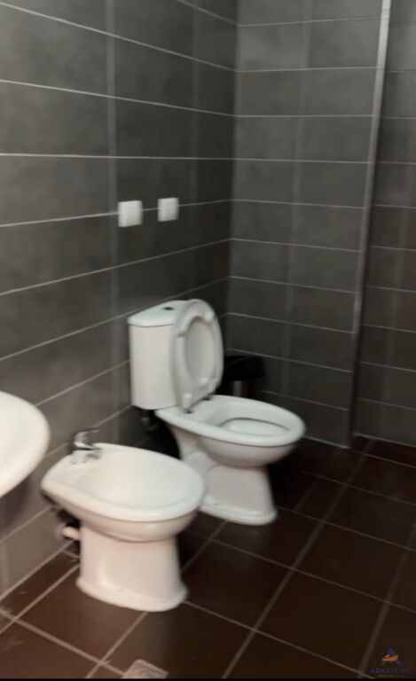 JEPET ME QIRA AMBJENT BISNESI 86M2 "SHESHI WILLSON" 1400 EURO