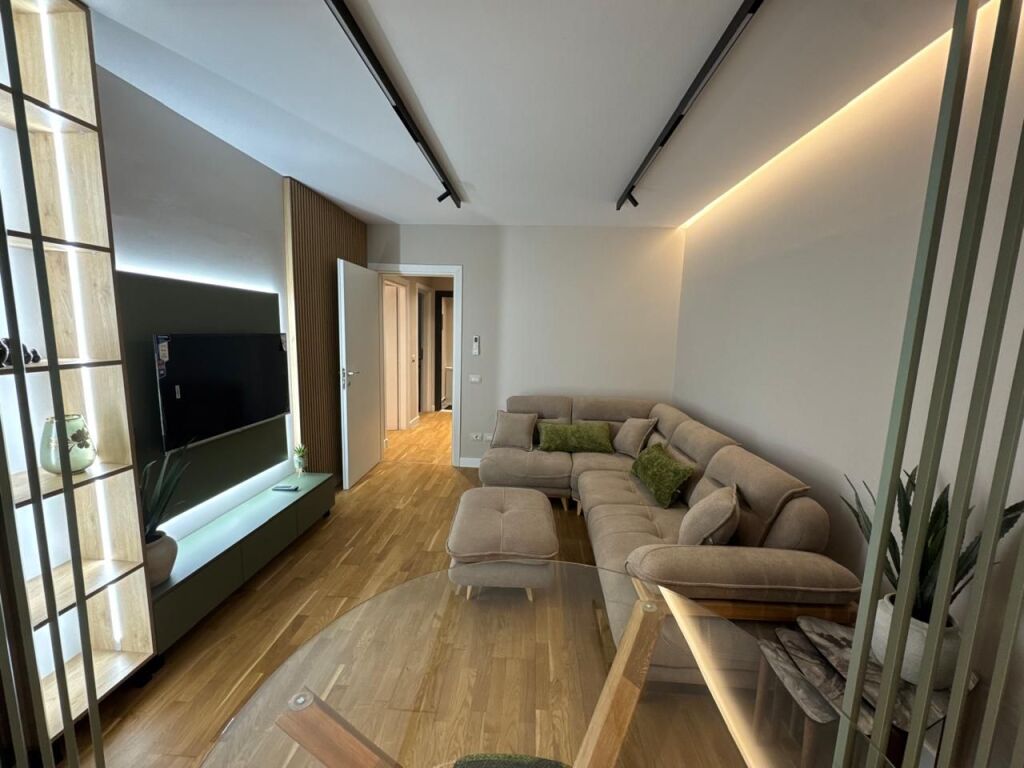 Jepet me qira 1+1+verande Tek Pavaroti 900 mije leke