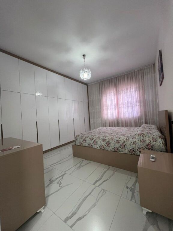 Tirane, jap me qera Apartament 2+1, 110 m². Cmimi 750 € (Fusha e Avicionit. Rruga e Dafinave)