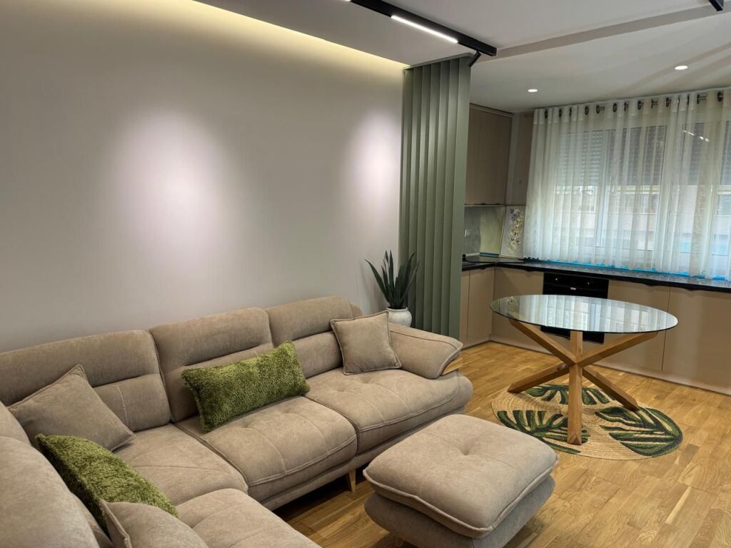 Jepet me qira 1+1+verande Tek Pavaroti 900 mije leke