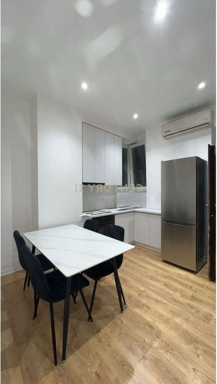 RRUGA E BARRIKADAVE,JAPIM GARSONIERE ME QIRA