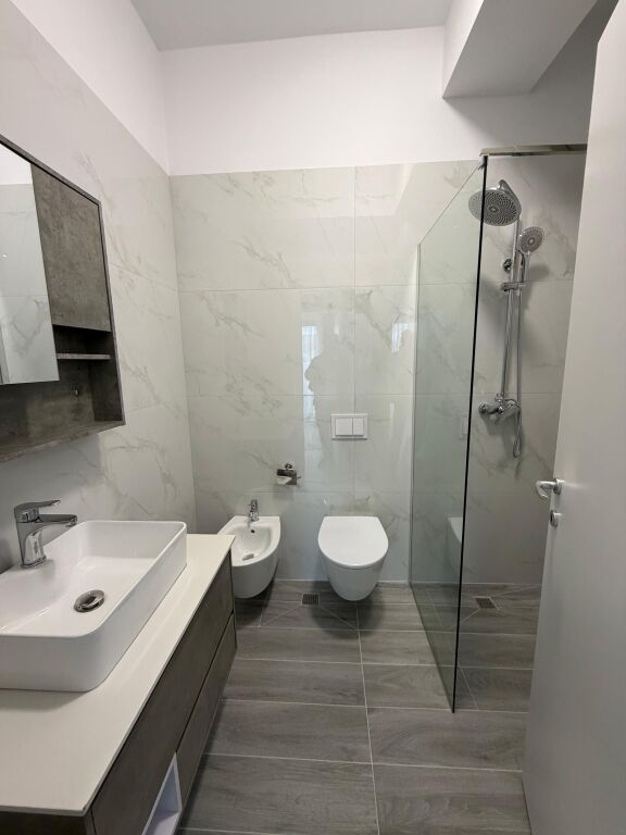 Qera: Apartament 3+1+2 i mobiluar Cmimi 650 euro Ish Dogana