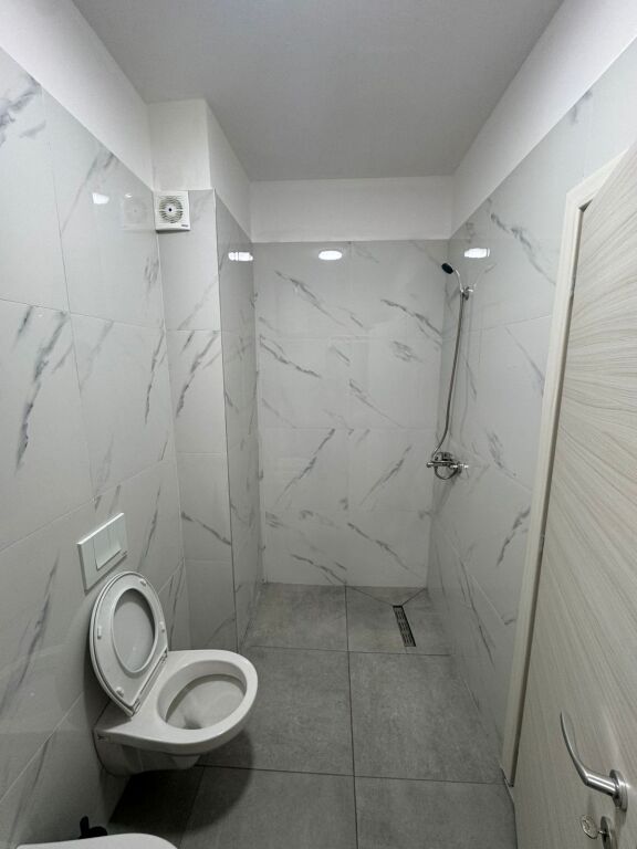 🏠 Affittasi appartamento 1+1 – Complesso E88, Laprakë (presso Carburante Kupola)💶 Prezzo: 650€