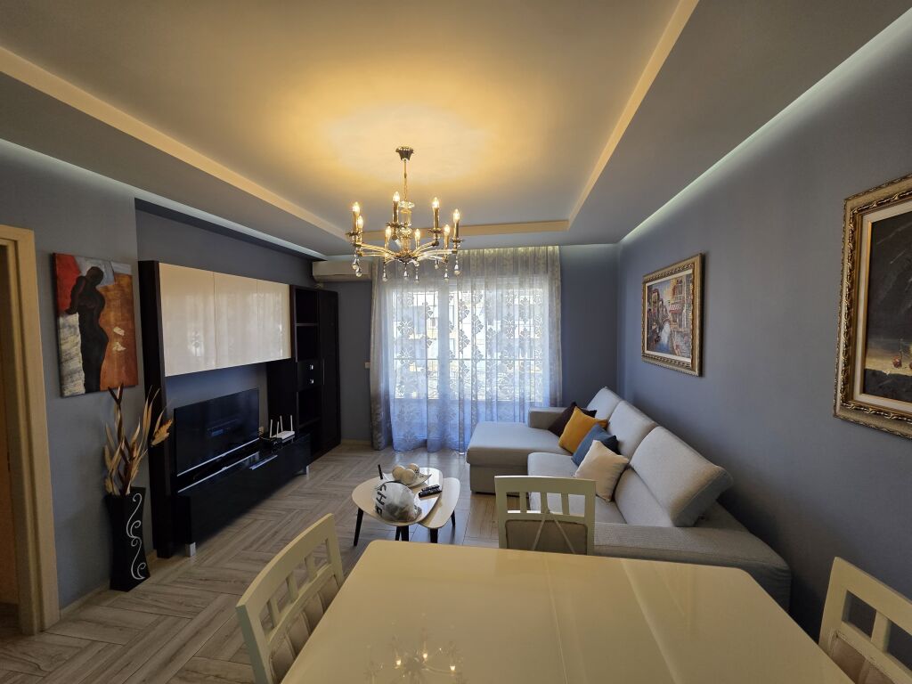 Jepet me qira 1+1+parkim 650€ te Restorant Durresi