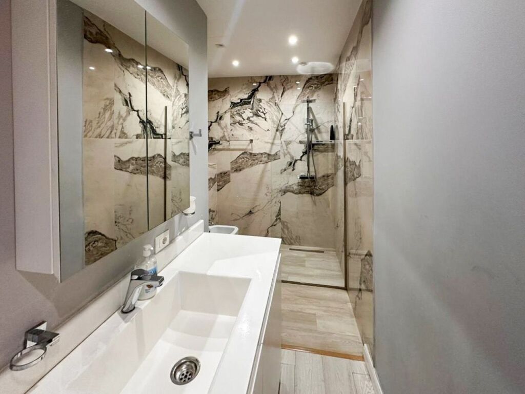 Apartament 2+1+2 me parkim,shitje te Rruga e Barrikadave