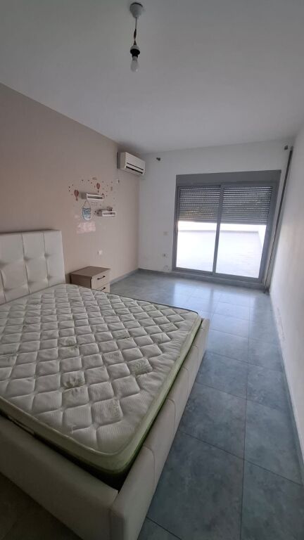 Jepet me qera apart 1+1+verande te Liqeni i Thate