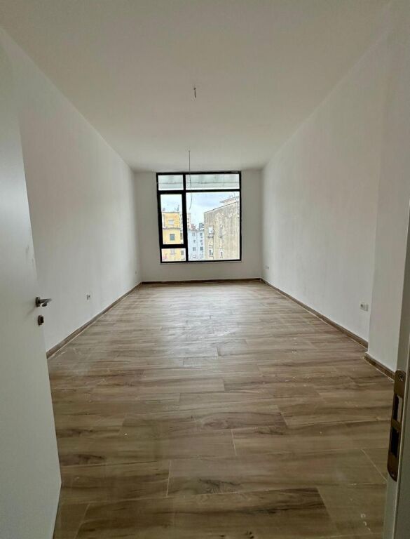 Jepet me qera ambient bisnesi tek Donika Center,Rruga Mine Peza!
