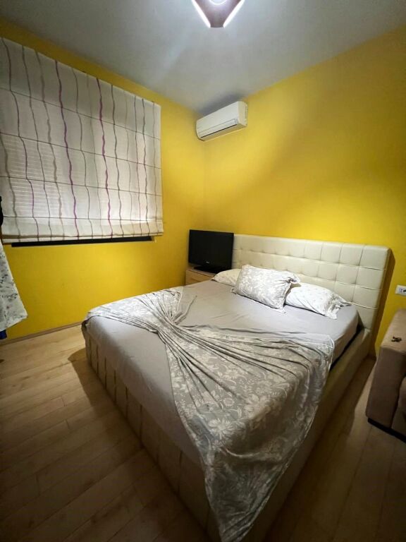 🏢Rruga Gjon Buzuku,pak minuta larg Viles Gold jepet me qera apartament 2+1 plotesisht i mobiluar.65,000Leke