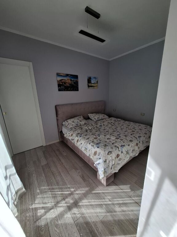 Shitet Apartament 3+1+2