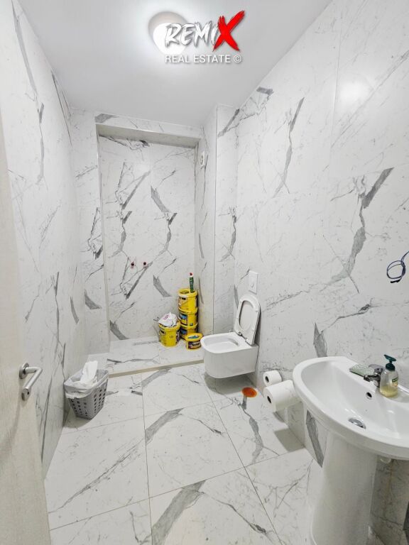 JEPET ME QERA  AMBJENT BIZNESI TEK RRUGA E RE E PORTIT