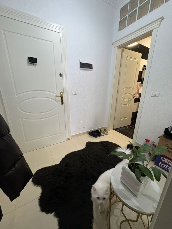 Shitet apartament 1+1 së bashku me garazh në Yzberisht