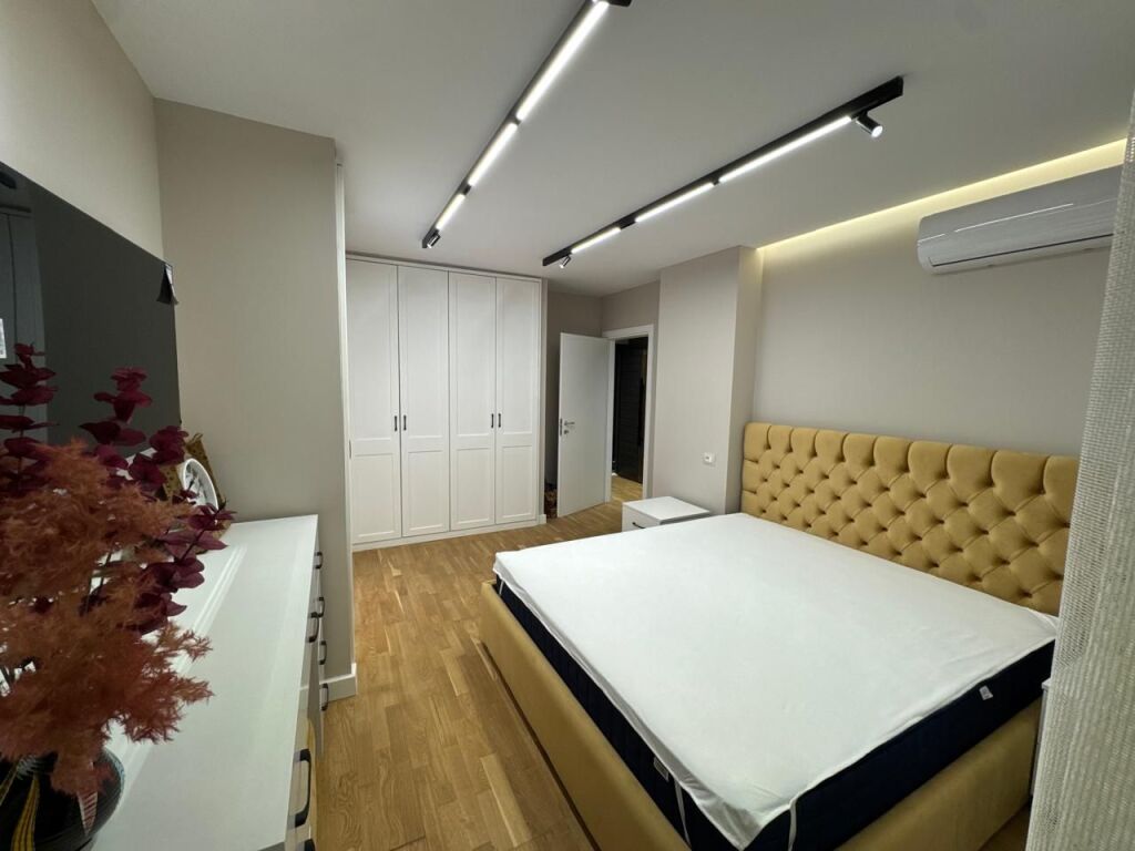 Jepet me qira 1+1+verande Tek Pavaroti 900 mije leke